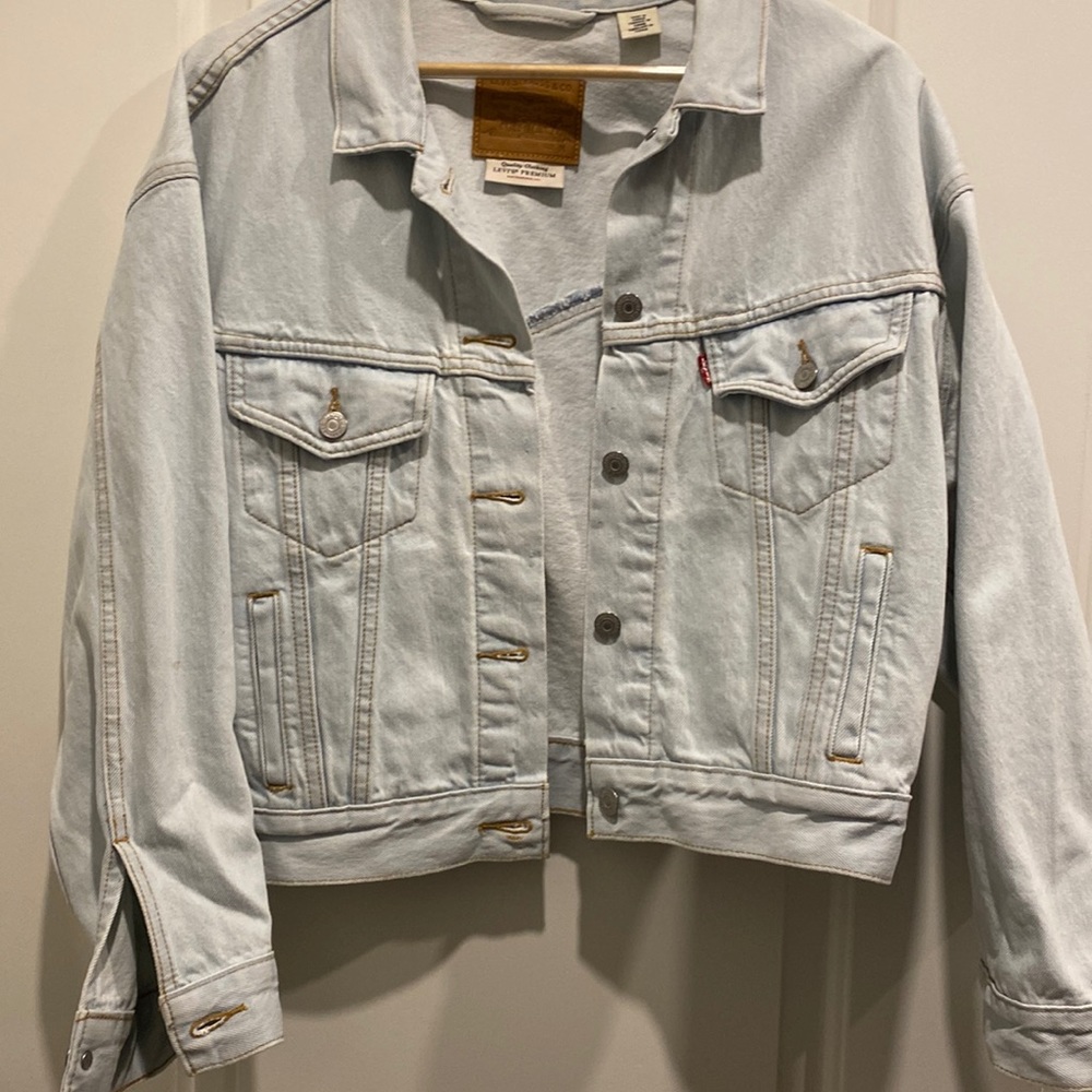 Levi’s light wash jean jacket size Medium